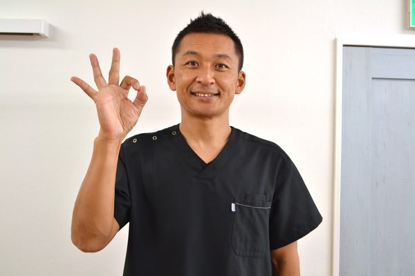 成相裕康院長・OKサイン（ラポール美容整体院）