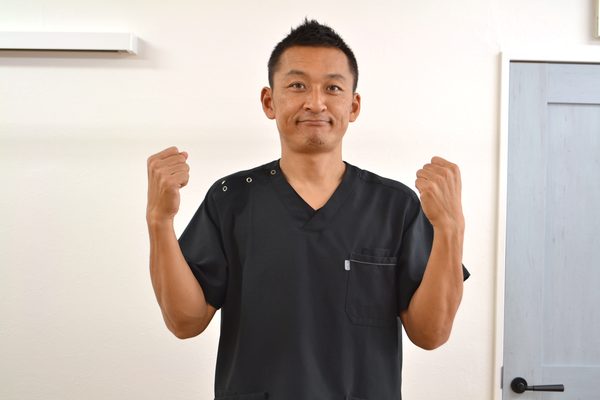 成相裕康院長・ガッツポーズ（ラポール美容整体院）