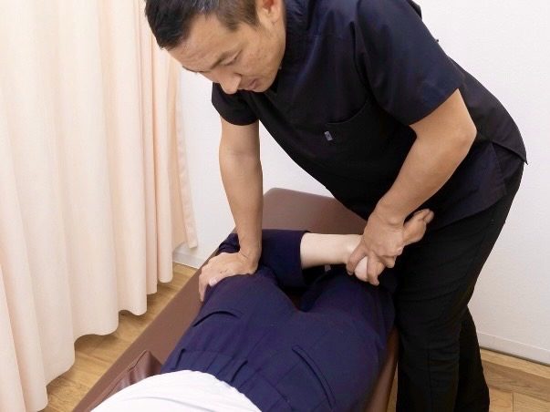 40代 ジム 痩せない|身体のゆがみをチェックする様子